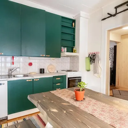 Quiet Private In Shared - Yksityinen Rauhallinen Huone Kodissa- 15min To ホームステイ ヘルシンキ