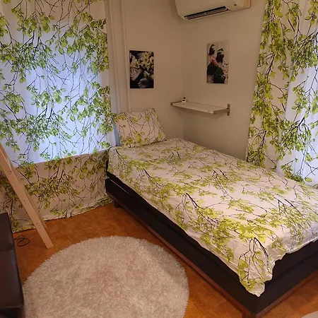Quiet Private In Shared - Yksityinen Rauhallinen Huone Kodissa- 15min To ホームステイ ヘルシンキ