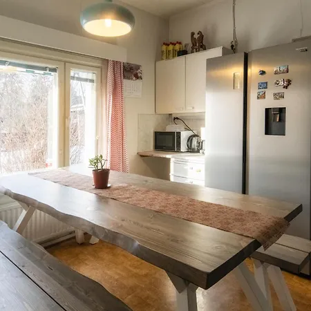 Quiet Private In Shared - Yksityinen Rauhallinen Huone Kodissa- 15min To Privat bolig