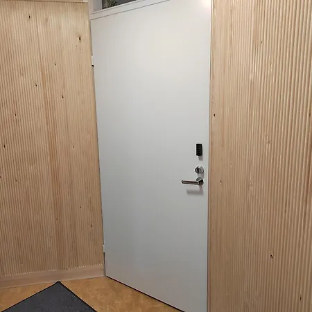 ホームステイ Quiet Private In Shared - Yksityinen Rauhallinen Huone Kodissa- 15min To *